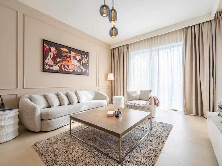 هتل کمودیوس 2BR آپت در ان بی تیبل داون تاون لوکیشن - Commodious 2BR APT in Unbeatable Downtown Location