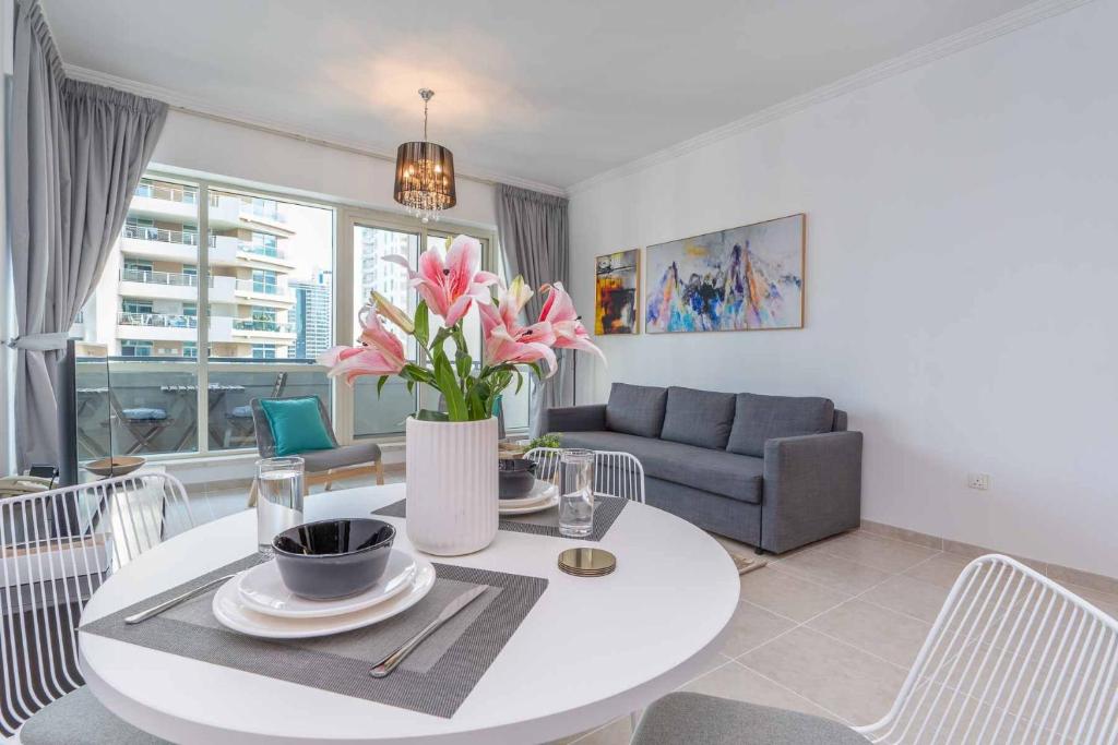 هتل چارمینگ 1 بد روم - کلوز تو مترو - Charming 1 Bedroom - Close to Metro