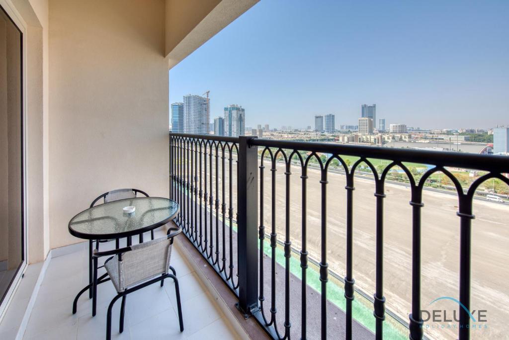 هتل ویوید 2 بی آر ات کانال ریزیدنسز وست دبی اسپورتس سیتی بای دلوکس هالیدی هومز - Vivid 2BR at Canal Residences West Dubai Sports City by Deluxe Holiday Homes