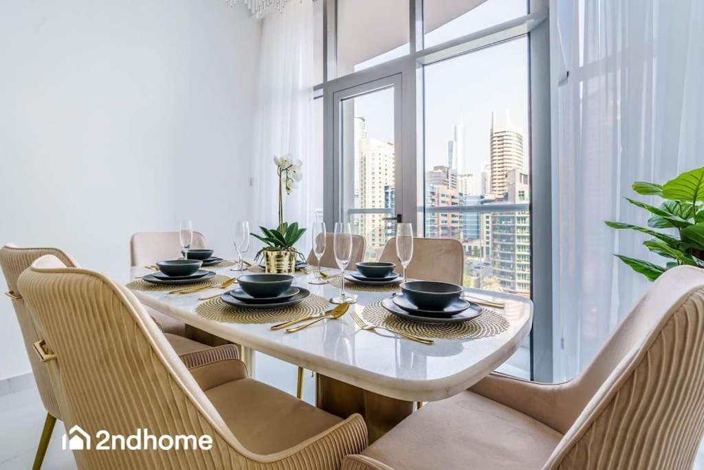 هتل لاکسوریاس اند ریدینت، لوکیتد این مارینا وارف II - Luxurious and Radiant, Located in Marina Wharf II