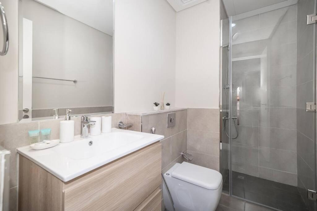 هتل استون تری - کازى فولی فرنشد 1 بی آر این دماک هیلز - StoneTree - Cozy Fully-Furnished 1 BR in Damac Hills