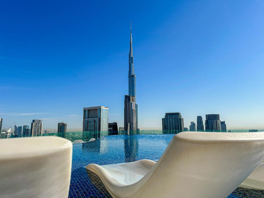 فول برج خلیفه ویو لوکس 2بدروم ویت روتاپ پول سنترال لوکیشن این پارامونت هتل Midtown - FULL Burj Khalifa view LUX 2Bedroom with Rooftop Pool Central location in Paramount Hotel Midtown