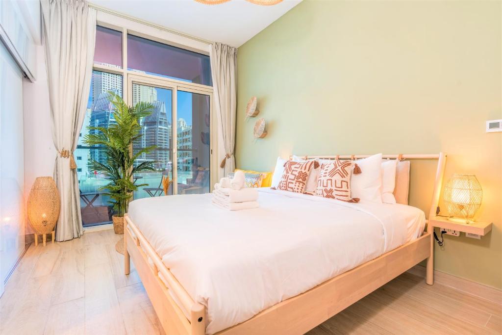 هتل استنینگ آپت ویت بالکنی اند مارینا ویو - Stunning Apt with Balcony & Marina View