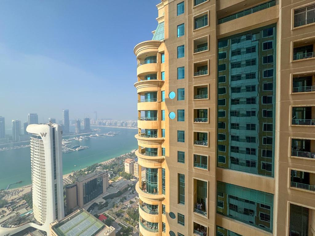 هتل اترکتیو 1بی آر ویت سی ویو نِر باراستی بیچ کلاپ - Attractive 1BR with Sea View near Barasti Beach Club