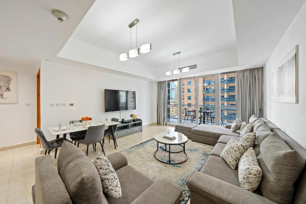هتل دیلایتفول 2 بی آر این داماک ویوز - 10 مین واک تو بیچ - Delightful 2BR in DAMAC Waves - 10 min walk2beach