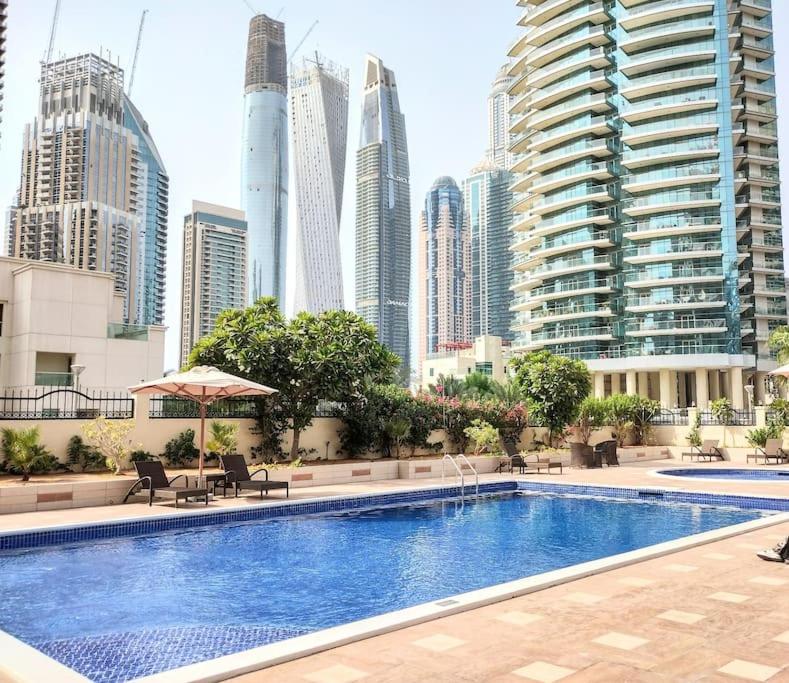 هتل کامفرت پلیس، دبی مارینا، سیتی اسکایلاینز. - Comfort Place, Dubai Marina, City skylines.