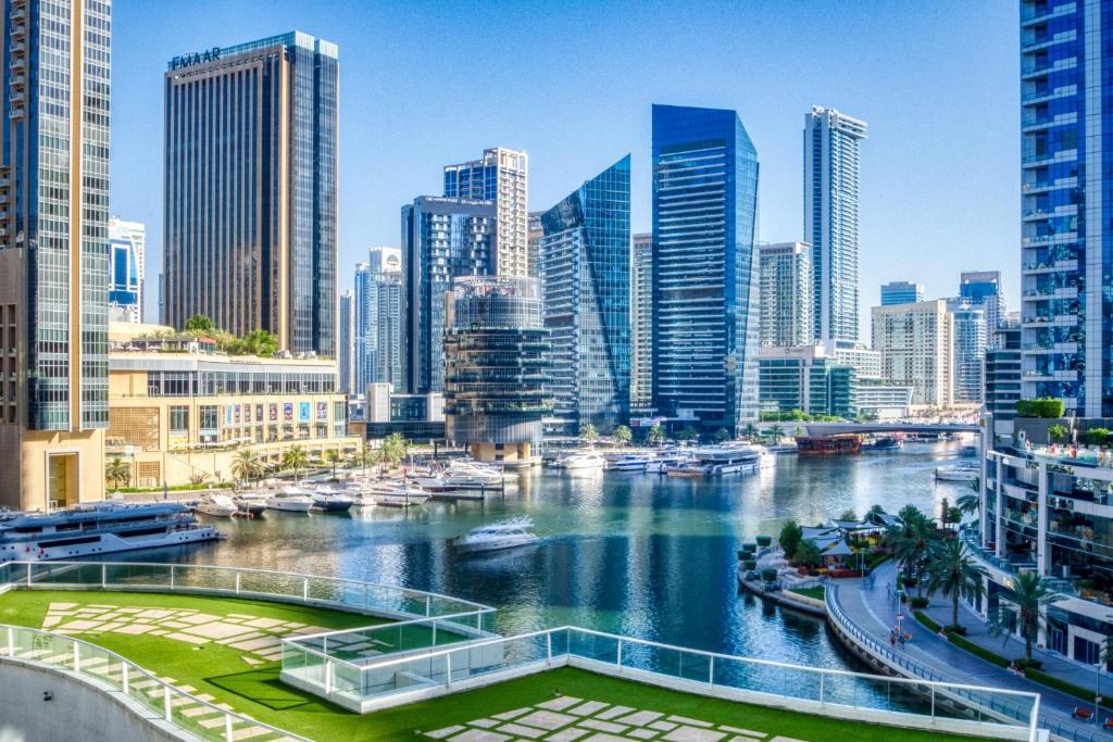 هتل مارینا-فرانت مدرن اسپیس وید بالکن - Marina-Front Modern space With Balcony