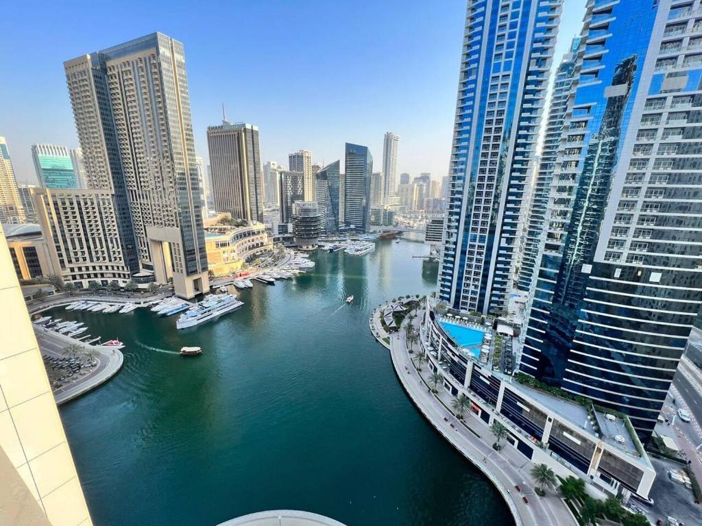 هتل ترانکیل ریتریت ویت اپیک مارینا ویو - Tranquil Retreat With Epic Marina View