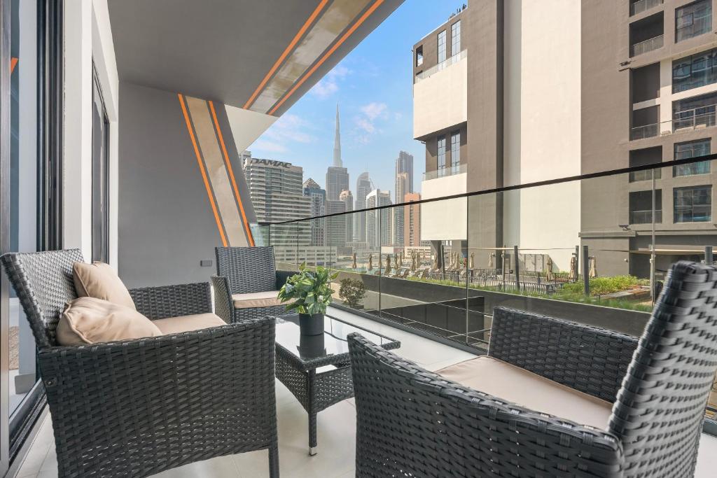 هتل ول هوم - کانتمپورری وان بی آر این بینگاتی کانال اند برج ویوز - WelHome - Contemporary 1BR in Binghatti Canal & Burj Views