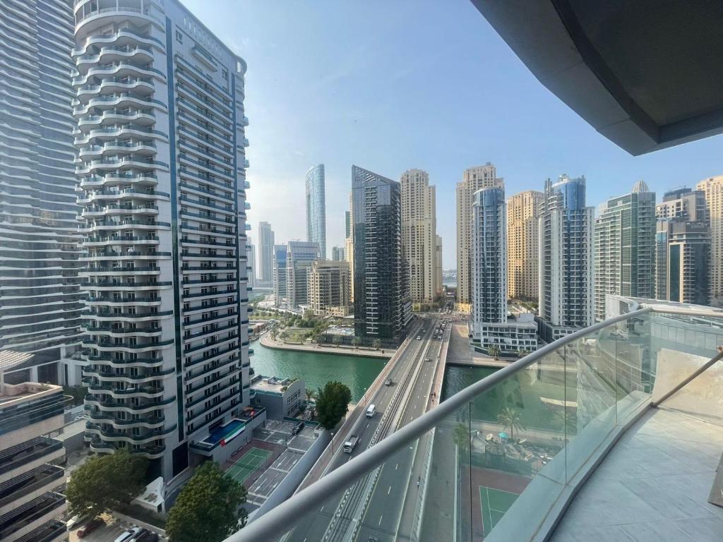 هتل دو بد روم و سه بست آپارتمان در دبی مارینا - فاصله پیاده تا جی بی آر! - 2 Bedroom & 3 Bath Apartment in Dubai Marina - walking distance to JBR!