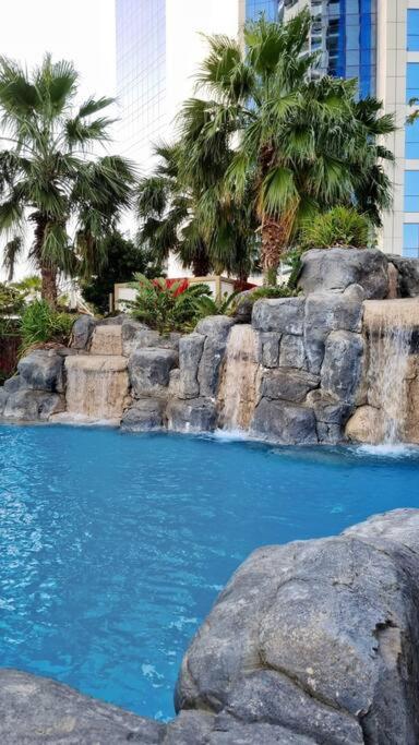 لاکشر پیرامونت هتل آپت بی327 - Luxury Paramount Hotel Apt B327