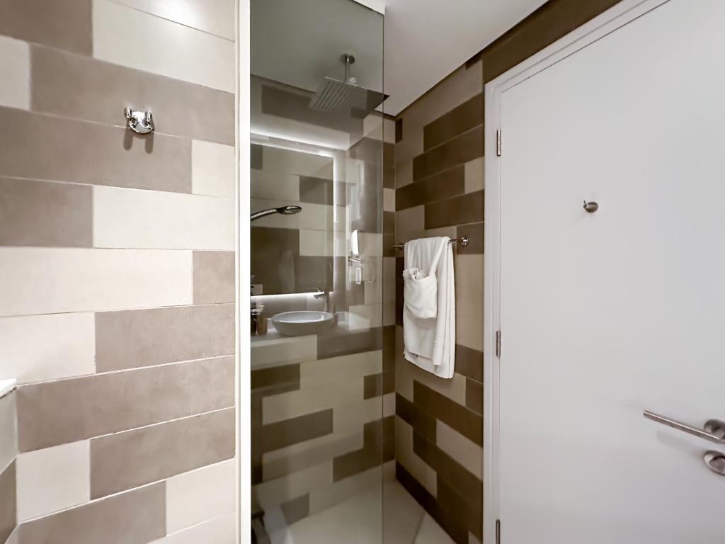 هتل تروفی - پام جمیرا سوئیت ویت بیچ اکسس - Trophy - Palm Jumeirah Suite with Beach Access
