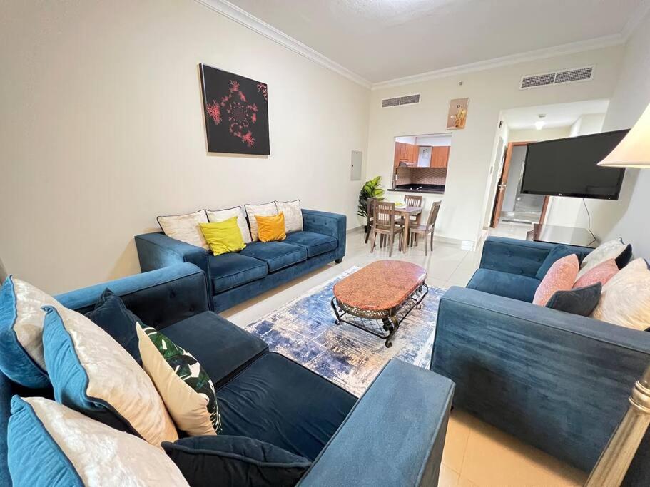 هتل استایلش 1-بد روم این جی وی سی - Stylish 1-Bedroom in JVC