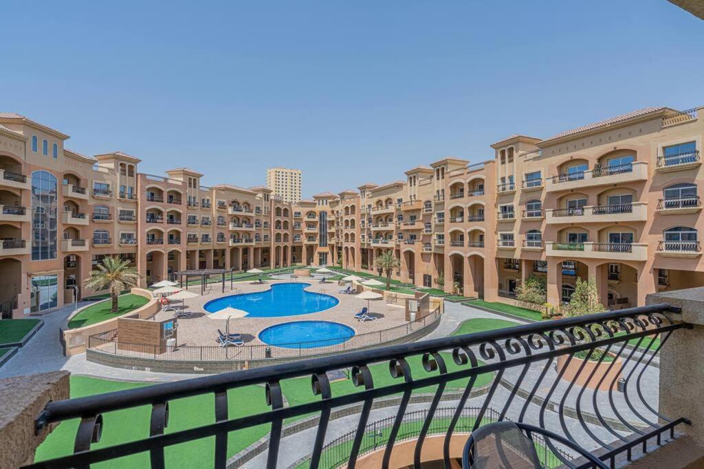 هتل دی وی 212 استانیگ 1 بی آر آپارتمان ویت پول ویو در جی وی سی دبی - DV212 Stunning 1 BR Apartment with Pool View in JVC Dubai