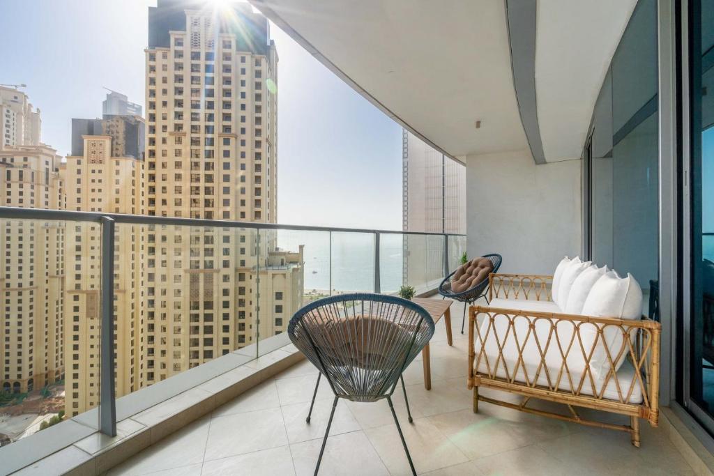 هتل گست ردی - کازا دی لوکسو کُم ورندا ای ویستا پَرا او مار - GuestReady - Casa de luxo com varanda e vista para o mar