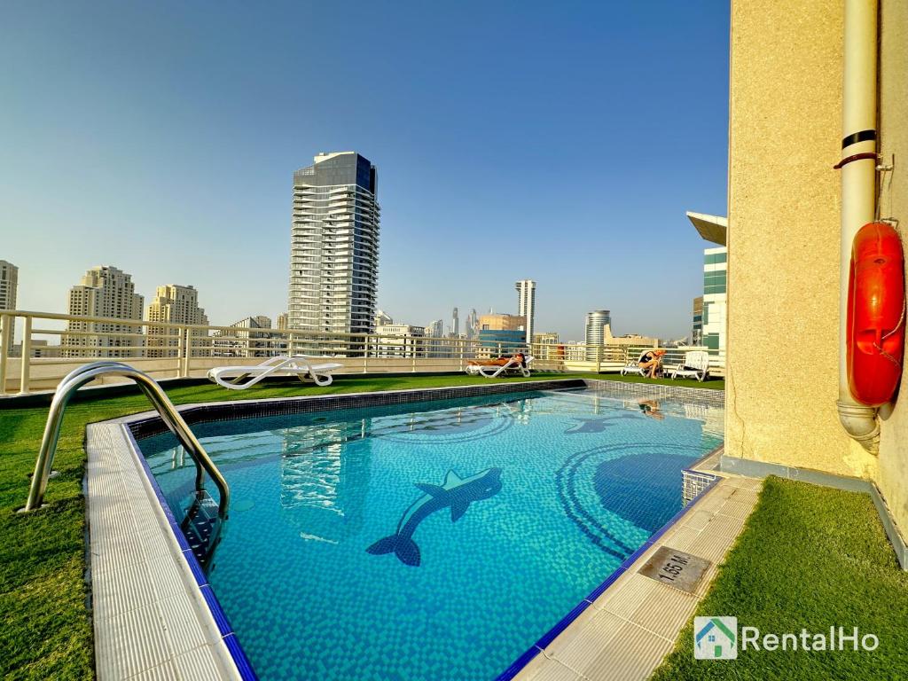 هتل کوایت استودیو ویت بالکنی اند روف تاپ پول این دبی مارینا - Quiet Studio with Balcony and Roof Top Pool in Dubai Marina