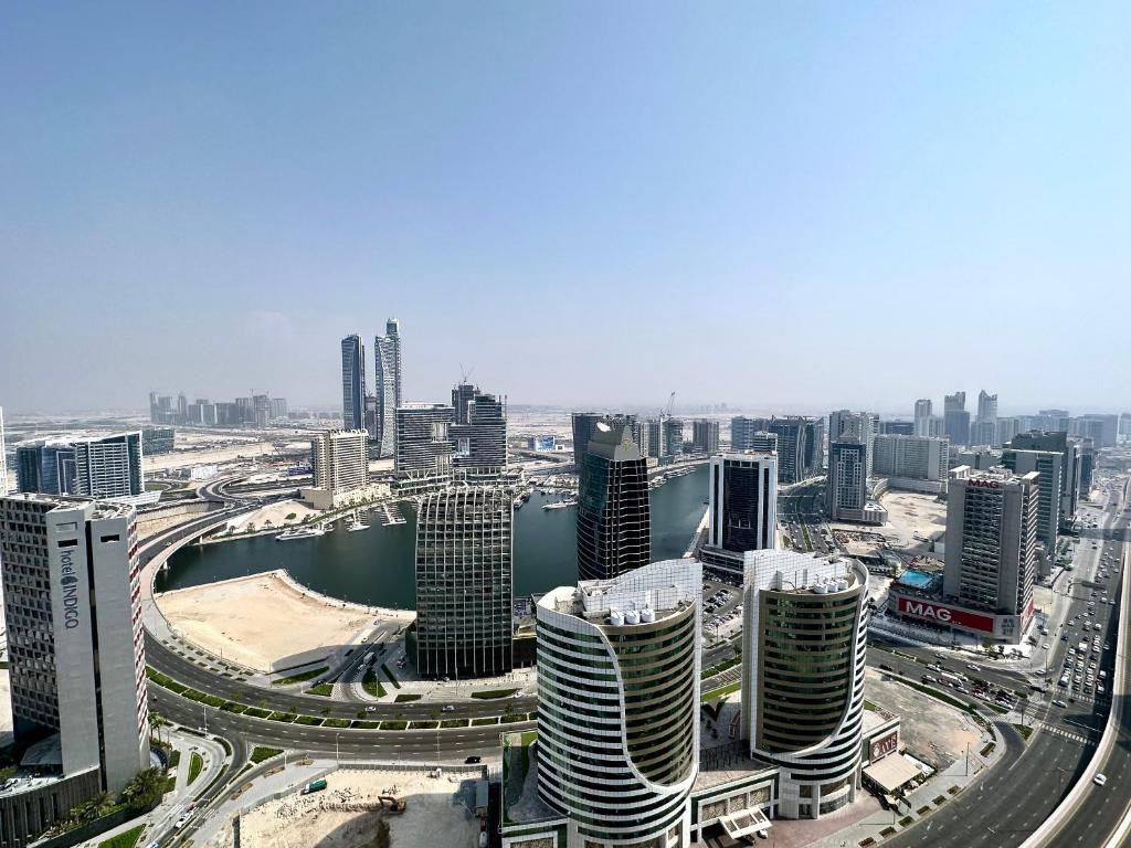 هتل لاکسان بی ان بی آپر کِرِست تاور آی اسکای لاین ویوز - Lux BnB Upper Crest Tower I Skyline Views