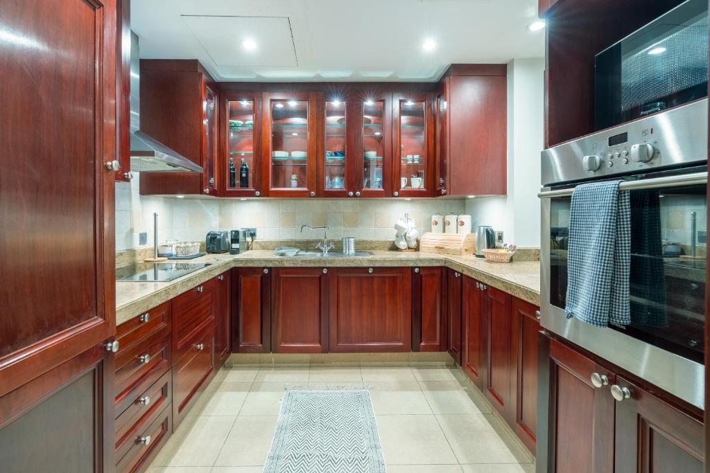 هتل اسپیشس 2بدروم ویت برج ویو این داونتاون دبی - Spacious 2Bedroom with Burj View in Downtown Dubai