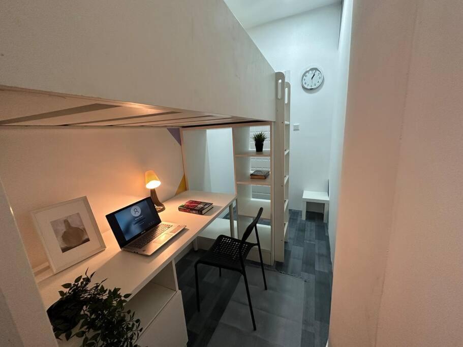هتل لوفت استایل پارتیشن روم این شراد آپارتمان این ال بارشا 1 نیار موئی مترو - Loft Style Partition Room in Shared Apartment in Al Barsha 1 Near MOE Metro