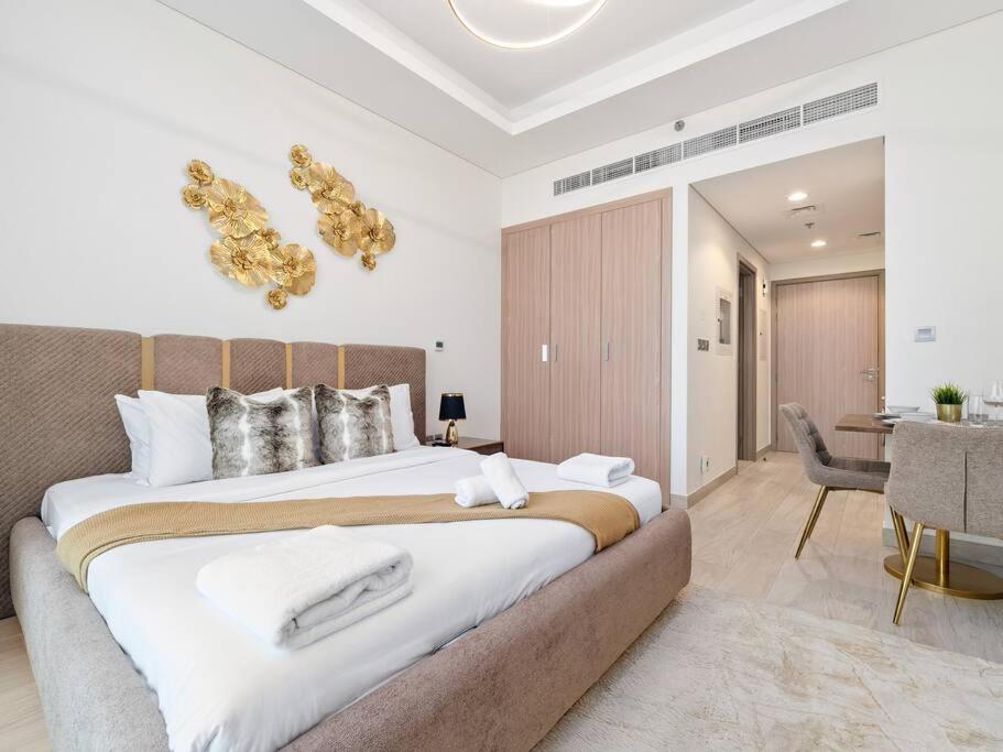 هتل لاولی استودیو ویت کُزی بالکنی اند آوت دور پول - Lovely Studio with Cozy Balcony and Outdoor Pool