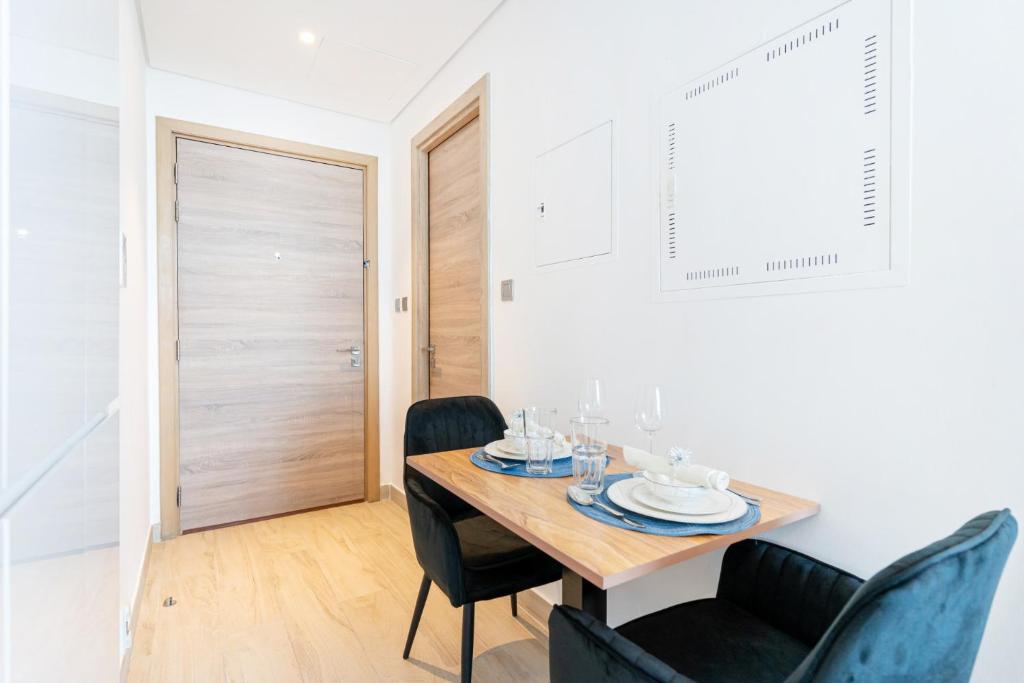 هتل رلاکسیگ کُزی آپت آی سی و سیتی اسکایلاین ویو - Relaxing Cozy Apt I Sea and City Skyline View