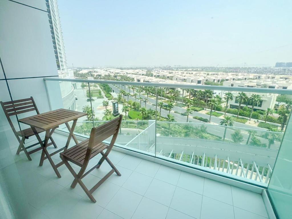هتل مدرن کاندو وید واید سیتی ویوز فروم بالکونی - Modern Condo With Wide City Views From Balcony
