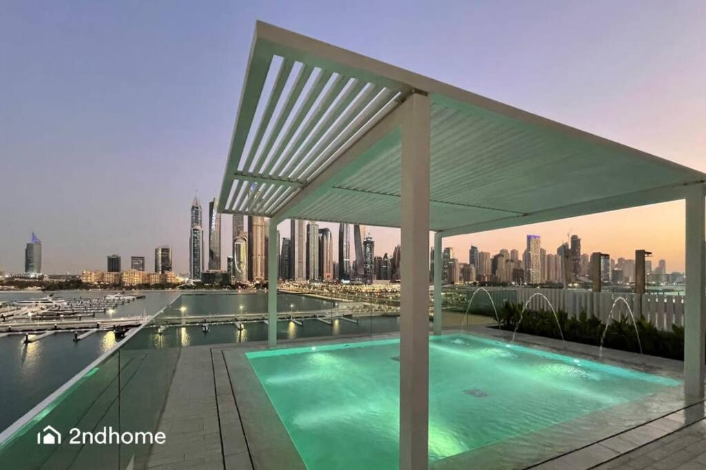 هتل سیرین اند لایت لیوینگ این سان رایز بی - Serene and Light Living in Sunrise Bay