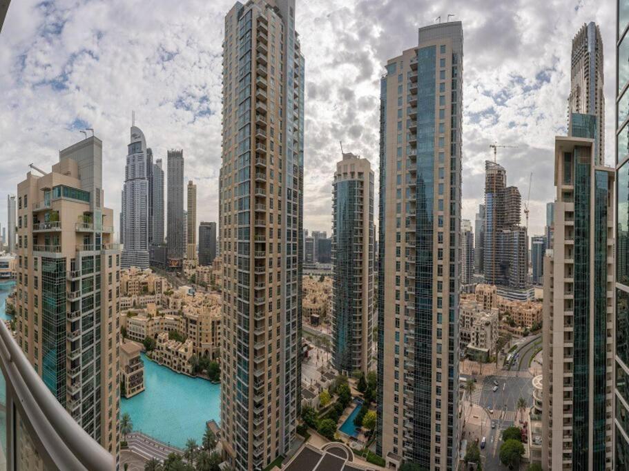 هتل اِلِگَنٹ آپارتمان اُورلوکنگ دبی مال فاونتن. - Elegant Apartment Overlooking Dubai Mall Fountain.