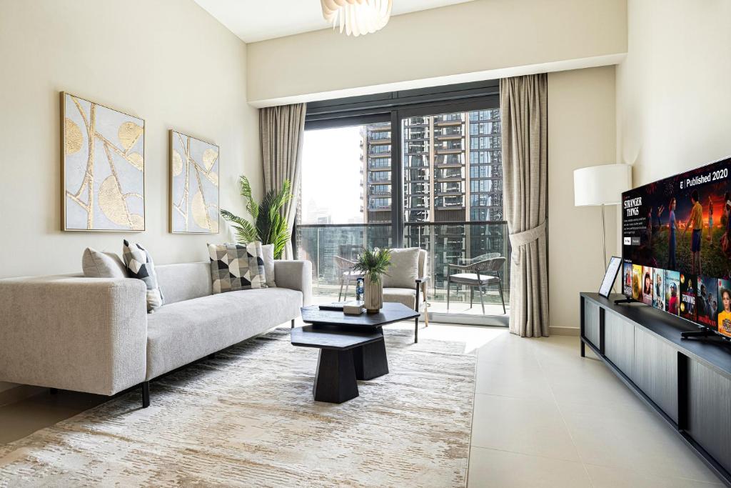 هتل هومزگت وی - لاویش وان بی آر این اک تی وان دبی - HomesGetaway -Lavish 1BR in ACT One Downtown Dubai