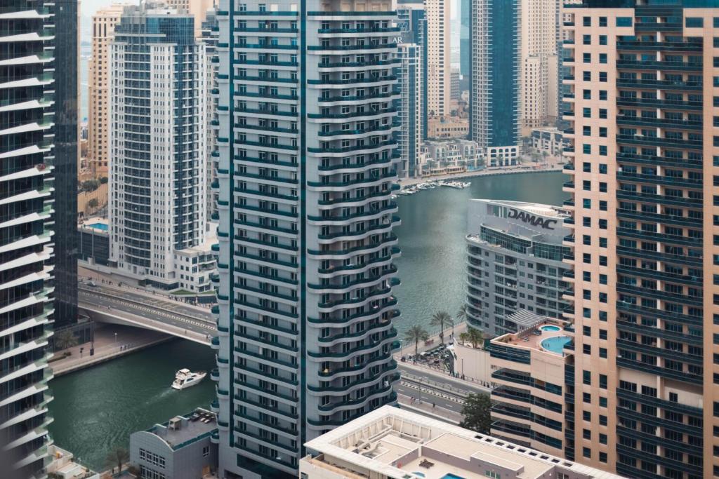 هتل اسپیشس 2 بی آر این مارینا نیار بیچ - Spacious 2BR in Marina Near Beach