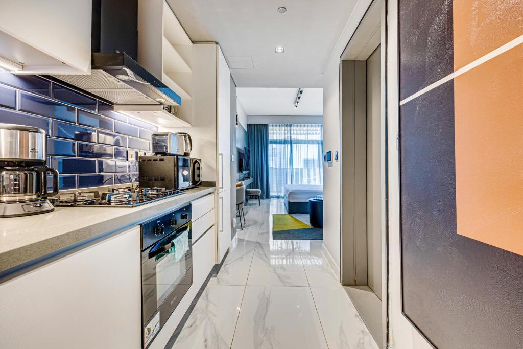 هتل استایلش کانال ویو آپارتمان این بیزنس بی - Stylish canal view apartment in Business Bay