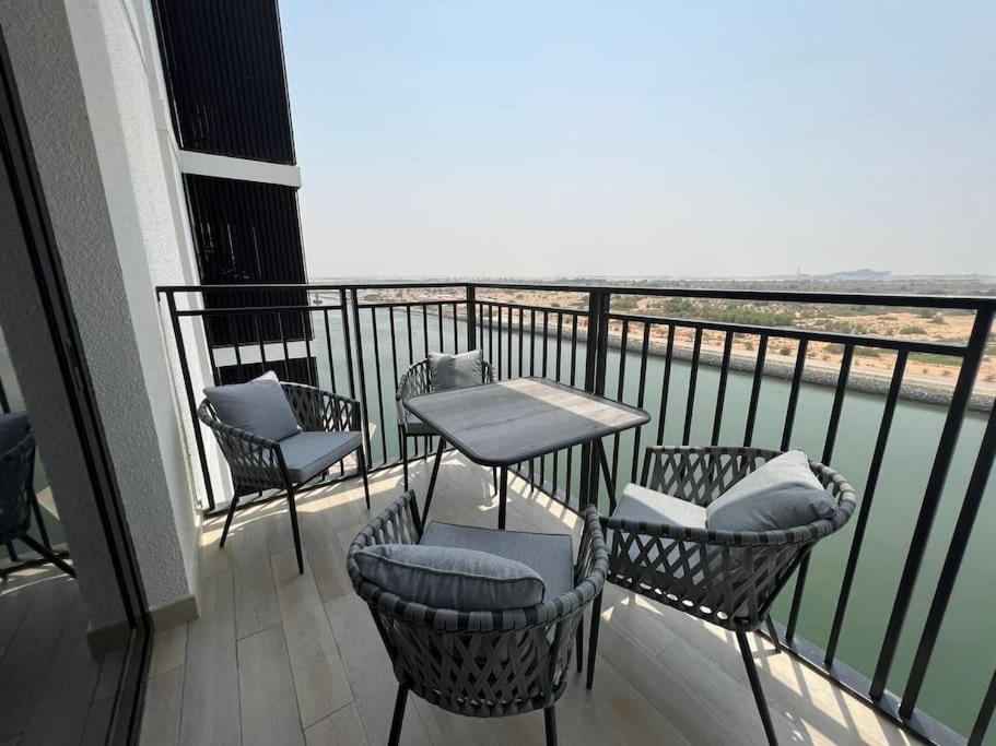 هتل اِلِگِنت ویکتوریَن ریتال در یاس ویت فُل سی ویو - Elegant Victorian Retreat in Yas with Full sea view
