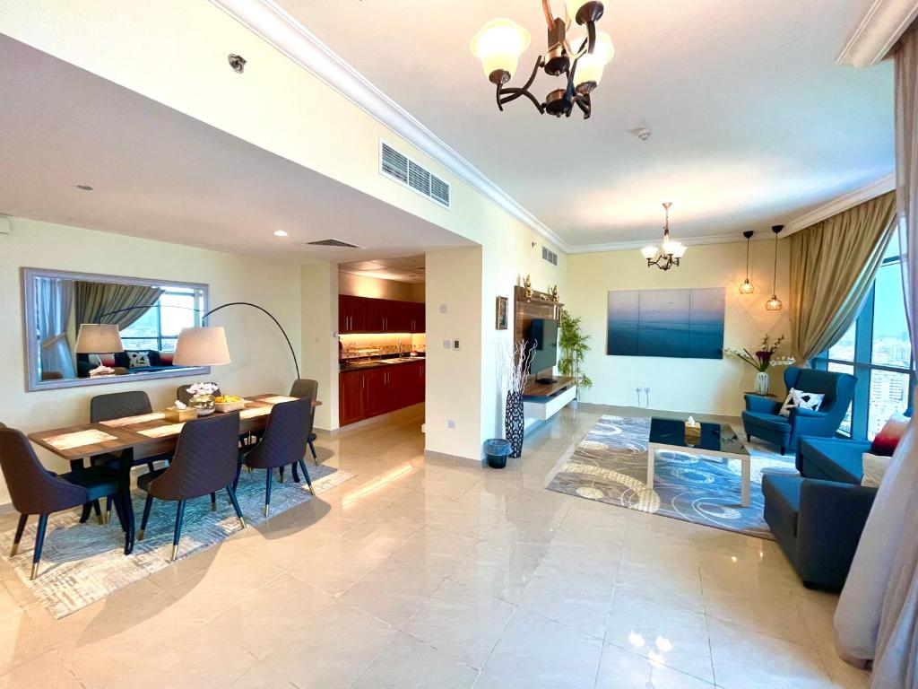 هتل هالی دی هومز آمایزینگ 2 بدروم سیتی اسکایلاین ویو Holiday Homes Amazing 2 Bedroom City Skyline View