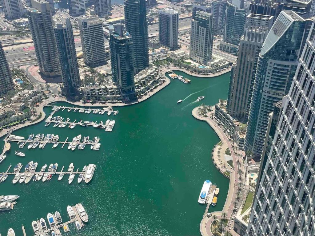هتل یک بی آر فندی یونیت در دماک هایتس بر روی شصت و پنجمین طبقه - 1BR Fendi Unit in Damac Heights on 65th Floor