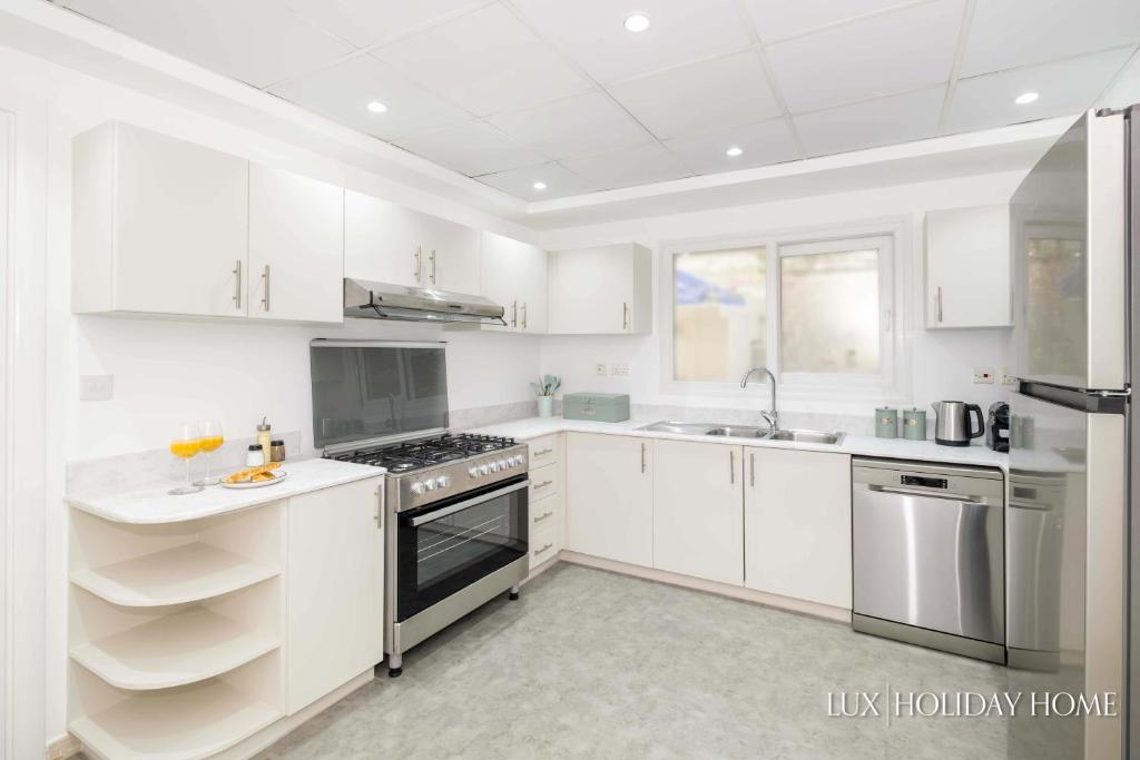هتل لاکس د میدوز 5 بد ویلا LUX The Meadows 5 Bed Villa