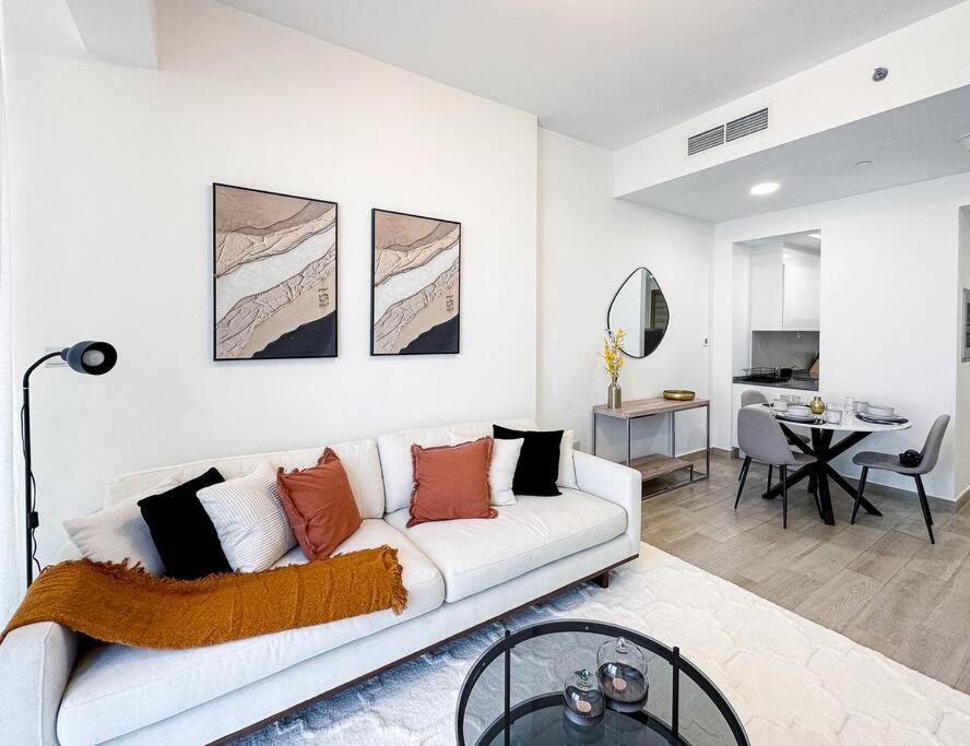 هتل لاکچری 1 بی اچ کی در جی وی سی با استخر. - Luxury 1BHK in JVC with pool.