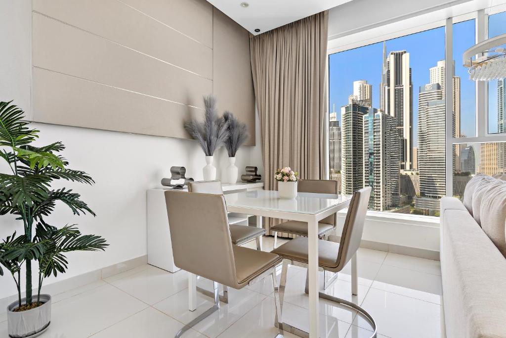 هتل دیزایر 1BR ویت پول نییر برج خلیفه، وُگ تاور - Designer 1BR with Pool near Burj Khalifa, Vogue Tower