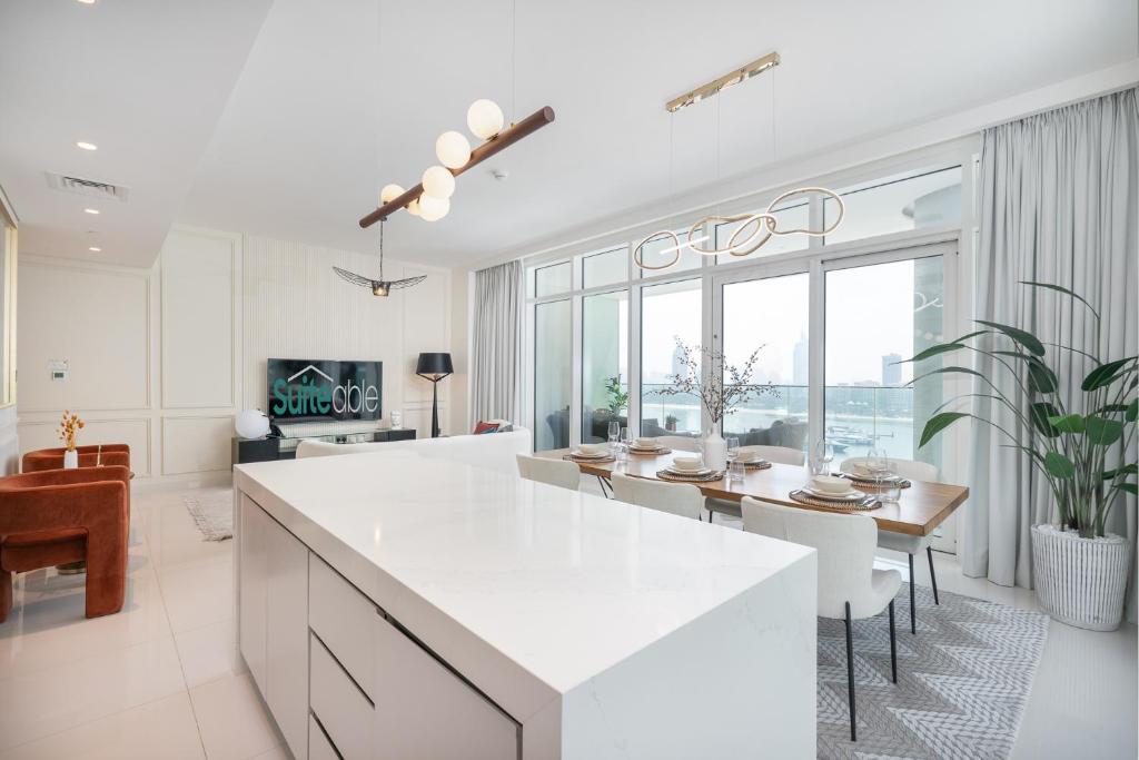 Elegant seaside living 3-bedroom Emaar Beachfront by Suiteable