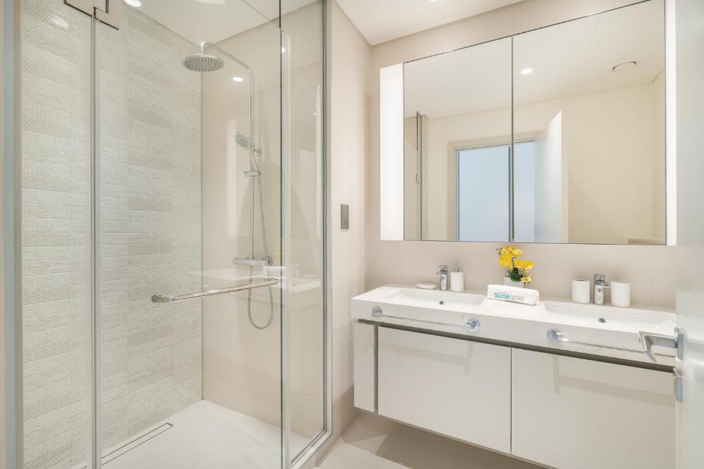 Elegant seaside living 3-bedroom Emaar Beachfront by Suiteable