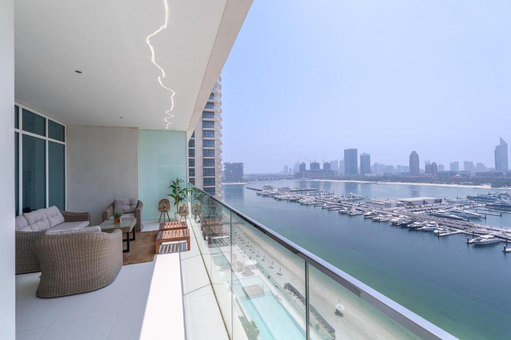 Elegant seaside living 3-bedroom Emaar Beachfront by Suiteable