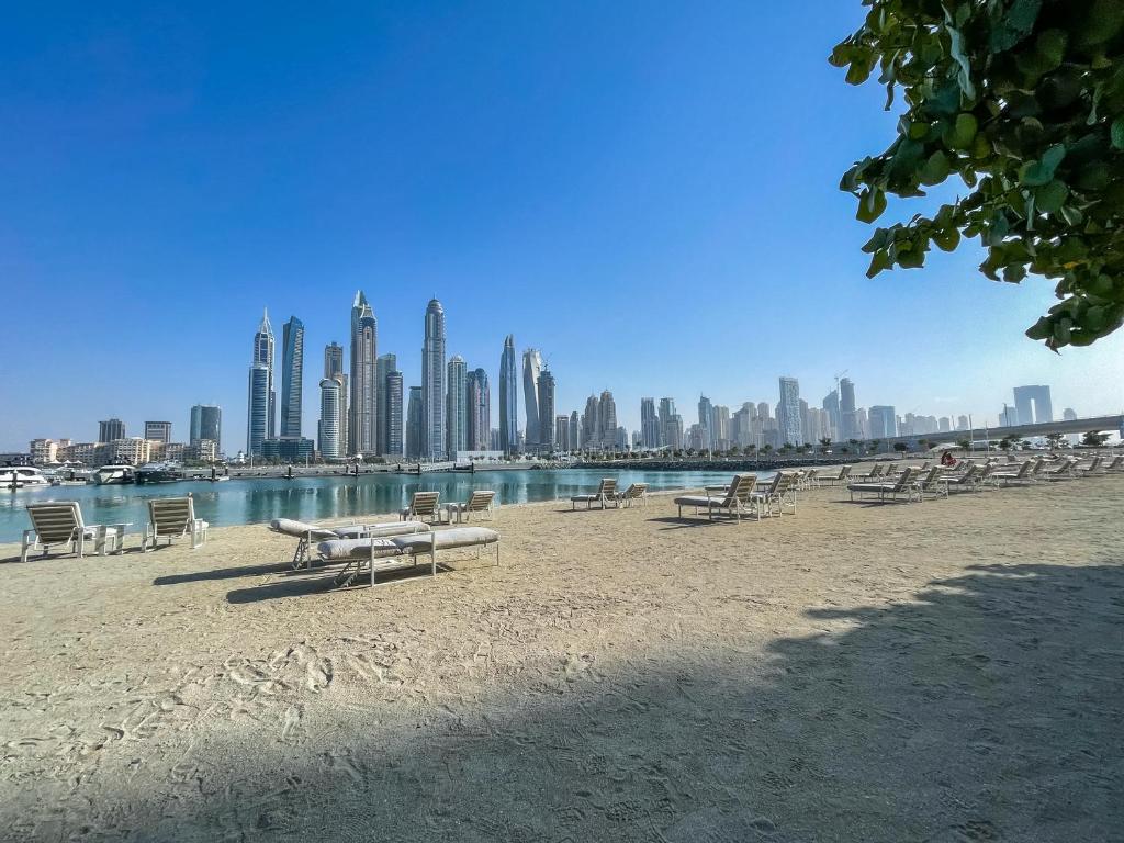 Elegant seaside living 3-bedroom Emaar Beachfront by Suiteable