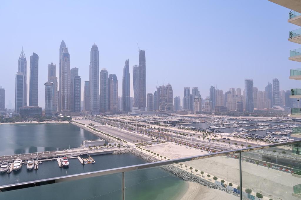 Elegant seaside living 3-bedroom Emaar Beachfront by Suiteable