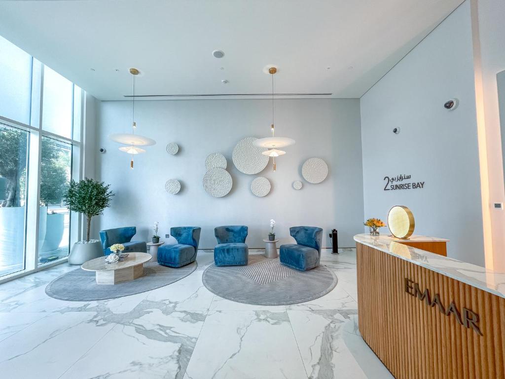 Elegant seaside living 3-bedroom Emaar Beachfront by Suiteable