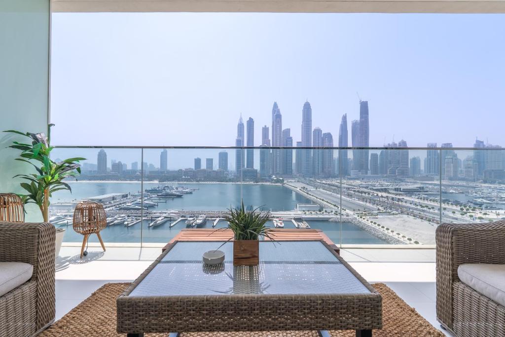 Elegant seaside living 3-bedroom Emaar Beachfront by Suiteable