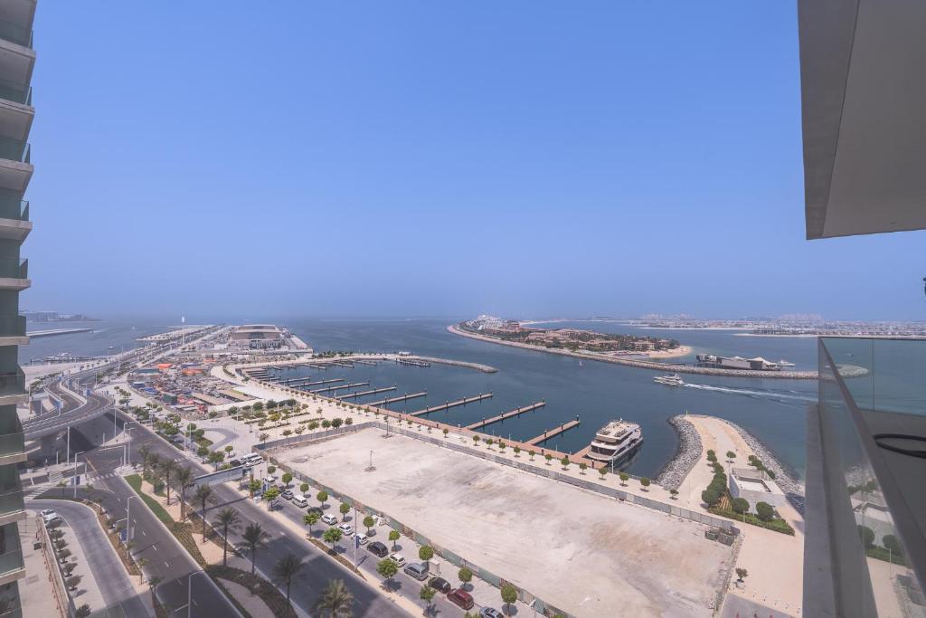 Elegant seaside living 3-bedroom Emaar Beachfront by Suiteable