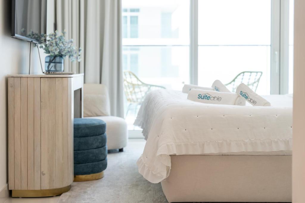 Elegant seaside living 3-bedroom Emaar Beachfront by Suiteable