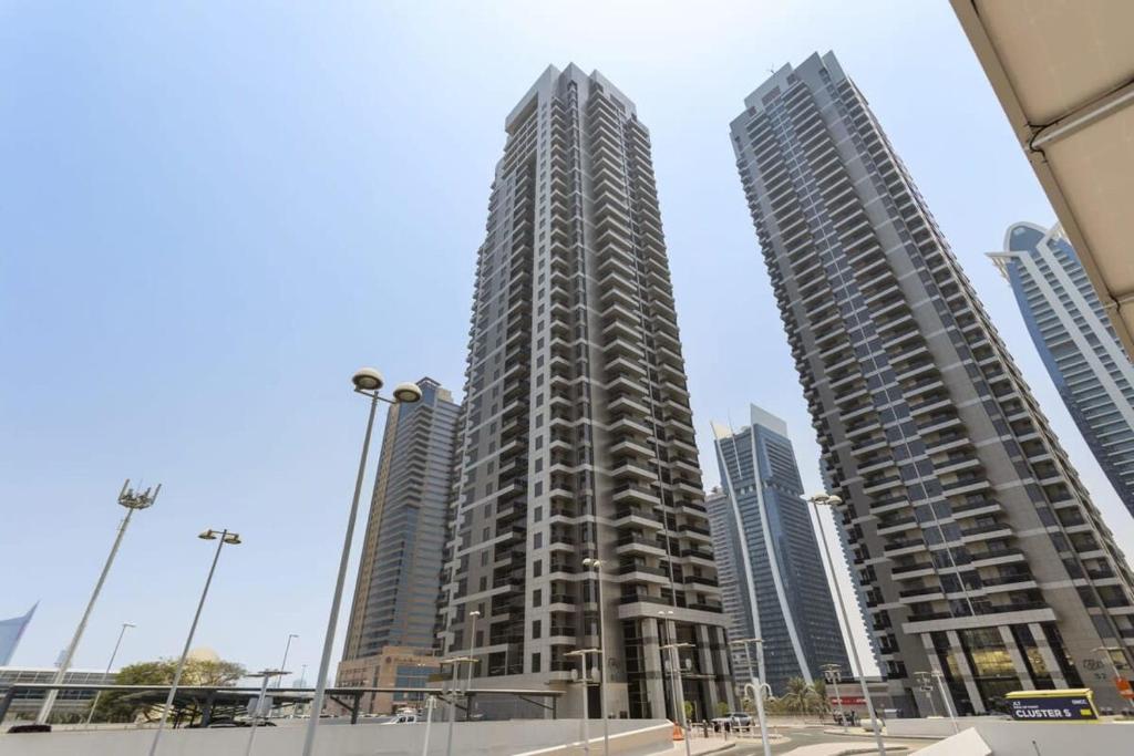 Silkhaus near the metro spacious 1BDR in JLT with gym & pool