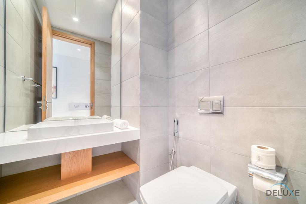 Serene 2BR Sea View Apartment with Assistant Room in One JBR by Deluxe Holiday Homes