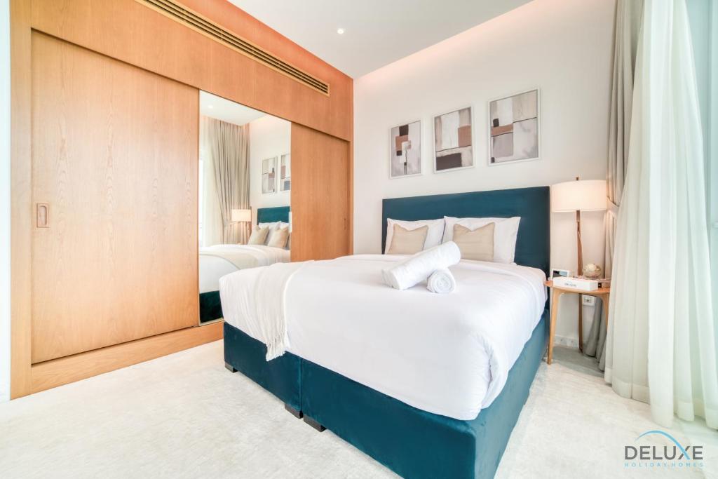 Serene 2BR Sea View Apartment with Assistant Room in One JBR by Deluxe Holiday Homes
