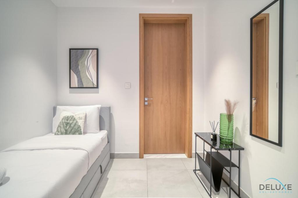 Serene 2BR Sea View Apartment with Assistant Room in One JBR by Deluxe Holiday Homes
